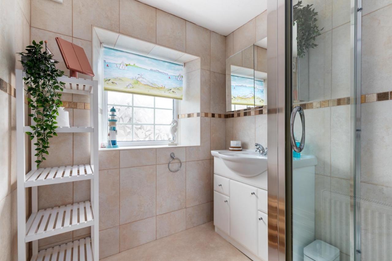 Ivydene - Beautiful Cottage, Stone Throw From Beach, Wonderful Sea Views Сондърсфут Екстериор снимка